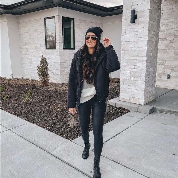 Oversized Black Puffer Jacket - Picture 7 of 8